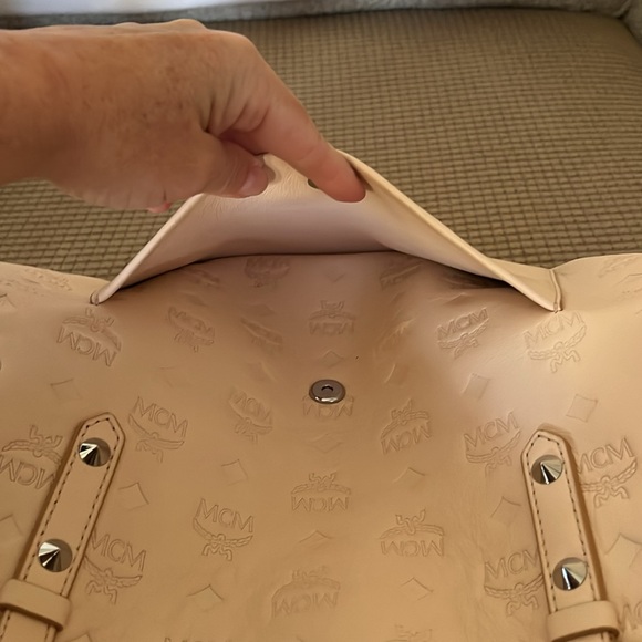 MCM Kira Shopper in color Bisque - Picture 8 of 12